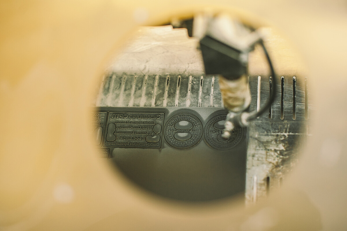 Лазерный гравер вырезает печать